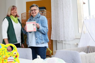 Birgit Wiesner (rechts) hat zum Monatsanfang den Chefposten an Annett Meinhold abgegeben. Die Frauen arbeiten schon seit Jahren im Mutter-Kind-Haus eng zusammen.