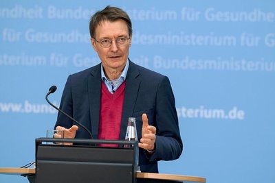 Schwierige Zeiten für Karl Lauterbach. Der Gesundheitsminister hat sich nicht nur wegen der Aufhebung der Quarantänepflicht heftiger Kritik zu erwehren. 