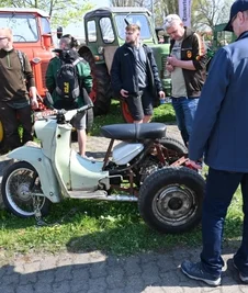 Teile eines Schwalbemopeds dienten hier offenbar für den Bau einer Version mit drei Rädern.