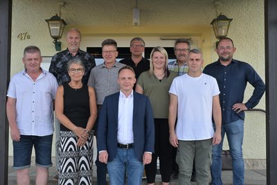 Der Gemeinderat von Niederdorf - in der ersten Reihe ist rechts Sven Wildenhayn zu sehen. Mittig steht Stephan Weinrich, als Bürgermeister.