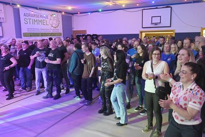 Einige hundert Besucher kamen nicht nur wegen der Musik zum Konzert.