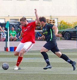 Sebastian Weiske (links) traf für den VfL Hohenstein-Ernstthal im Kreisliga-Stadtderby beim Wüstenbrander SV doppelt. Die Gäste setzten sich souverän mit 4:1 durch. 