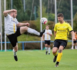 Weiter im Höhenflug: Die Kicker des BSC Freiberg um Rico Thomas (hier beim 2:1-Heimsieg gegen Kesselsdorf) feierten beim 5:1 in Hartmannsdorf den sechsten Saisonsieg. Der BSC-Spielertrainer rückte mit seinem Dreierpack zudem an die Spitze der Torschützenliste. 