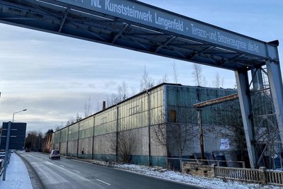 Wenig attraktives Erscheinungsbild Lengenfelds am Ortseingang und gefährlicher Abenteuerspielplatz: Auf der Kunststeinwerk-Brache an der B 94 soll der große Edeka gebaut werden.