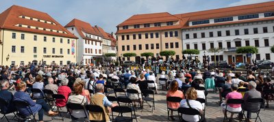 Die Mittelsächsische Philharmonie und das Bergmusikcorps Saxonia Freiberg spielten am Sonntagabend auf dem Freiberger Schlossplatz.
