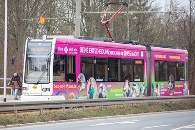 Zu ihrer Jungfernfahrt rollte die Bahn durch Plauen - mit Hinweisen auf Bildungsangebote.