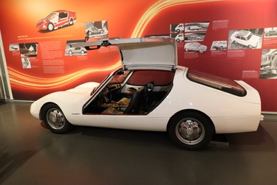 Traum hinterm Vorhang: Die Ingenieure Prof. Dr. Eberhard Scharnowski und Prof. Dr. Klaus Arndt entwickelten ab 1973 gemeinsam mit Studenten der Hochschule für industrielle Formgestaltung in Halle (Saale) diesen Prototyp auf VW-Käfer-Basis, der sich mit seiner extremen Wellenform im Frontbereich später als aerodynamisch äußerst konkurrenzfähig erwies. 