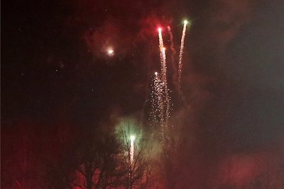 Außerhalb des Stadions zündeten Fans ein großes Feuerwerk.
