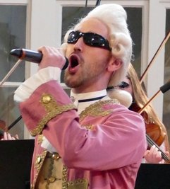 Als Amadeus führte Yves Flade den gleichnamigen Song von Falco auf.