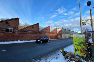 Blick von der B 94 in Lengenfeld auf die unter Denkmalschutz stehenden Sheddächer des Fabrik-Ensembles. Die markanten Zacken sollen sich in der Architektur des neuen Edeka-Marktes genauso wiederfinden wie die Klinkerwand - die beiden zugemauerten Rundbögen in der Wand sollen als Notausgänge für den Markt wieder geöffnet werden. Auch die gusseisernen Stützen im Gebäude sollen im Markt eingebunden werden.