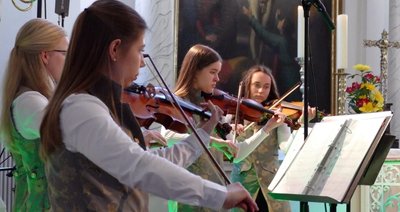 Ensemble-Mitglied Celine Haß (vorn) hatte das Konzert zusammen mit Manuela Häußler organisiert und fungierte in der Kirche auch als Moderatorin.