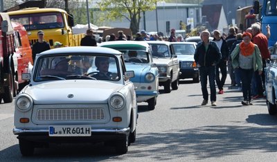 Im gesamten Gewerbegebiet von Hartmannsdorf hielten zum Oldtimertreffen am Wochenende historische Autos aus Ost- und Westfertigung Einzug. Die Teilnehmer reisten aus vielen Regionen Deutschlands an. 