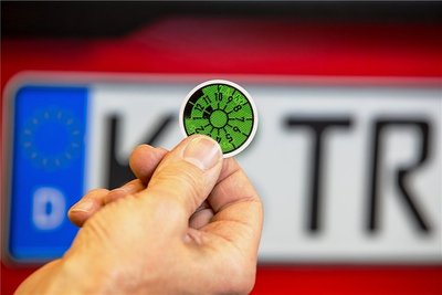 Neue Plaketten: Nach der HU gibt es 2022 grüne Sticker fürs Gebrauchtauto. 
