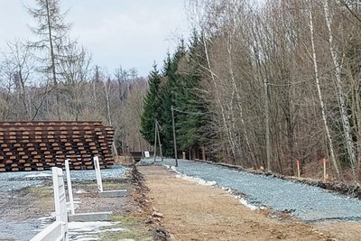 An den Gleisen am alten Bahnhof Oberschmiedeberg soll bis 2024 gebaut werden.