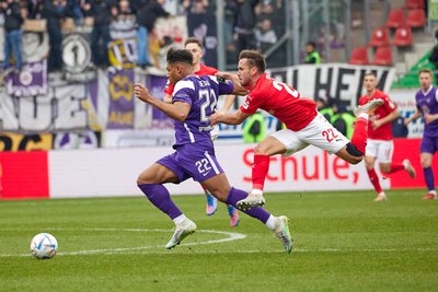 Im Duell der Rücknummern mit der 22 bremste der Hallenser Nico Hug (r.) Aues Paul-Philipp Besong unsanft.