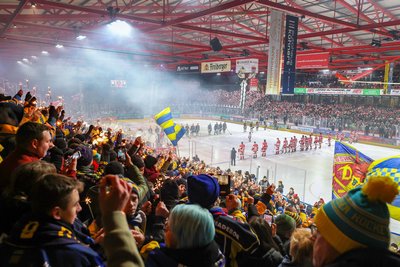 Das Kunsteisstadion im Sahnpark war mit 5222 Zuschauern ausverkauft.