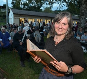 Innerhalb der Kunst-&-Kultur-Karawane hat der Film "Anton - die Kärrnersage" unter Regie der Künstlerin Ramona Markstein aus Thierfeld (vorn) Premiere gefeiert.