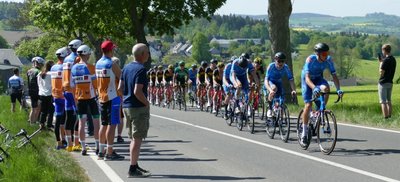 An der ersten Bergwertung nahe Waldkirchen feuerten Trainer Klaus Fischer und seine Schützlinge den Ex-Venusberger Moritz Kretschy an. 