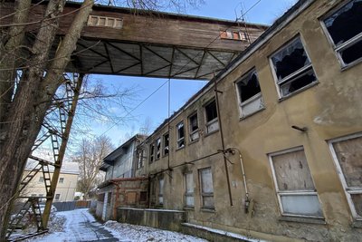 Im Zuge des Brachenabrisses soll auch die alte Göltzsch-Brücke verschwinden. Das Kunststeinwerk hat sich längst zu einem vor allem für Kinder gefährlichen Spielplatz entwickelt.