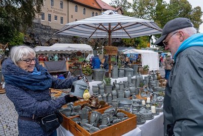 Vor zwei Jahren war der Töpfermarkt wegen Corona in den Oktober und auf den Parkplatz an der Schlossarena verlegt worden. Für 2022 steht einer Neuauflage auf dem Altmarkt nichts im Wege.