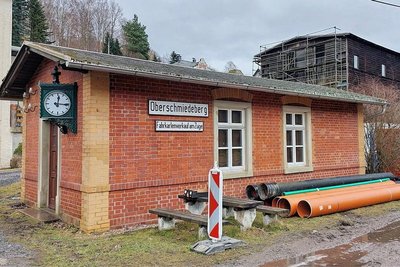 Noch ist der Ausbau der Strecke Zukunftsmusik. Doch im vergangenen Jahr wurde bereits mit den Bauarbeiten am ehemaligen Bahnhof in Oberschmiedeberg begonnen. 