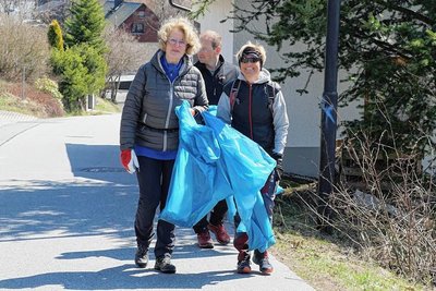 Im vergangenen Jahr gab es den Wiesenthaler Frühjahrsputz in dieser Form zum ersten Mal. Annett Siegel und Jana Kowarik (rechts) waren mit dabei. 