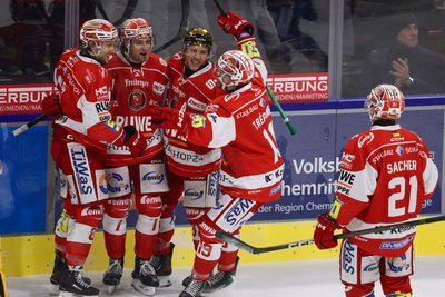 Adam McCormick (Nummer 7) freut sich über einen Doppelpack.