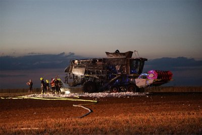 Nachdem der Dieseltank zerplatzt war, stand der Mähdrescher in Flammen.