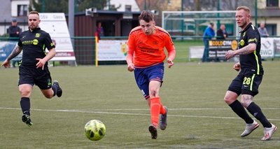 Kai Wüstner (Mitte) erzielte das 1:0 für Oberlungwitz. Doch die Freude über die Führung währte nur kurz. 