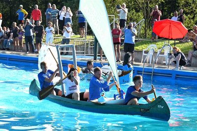 Im Freibad Sachsenburg: Kretschmer pflügt durchs Wasser und gewinnt.