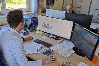 Mike Kreher und Jan Makowski (von links) arbeiten beide bei der Firma BAF in Leubsdorf.