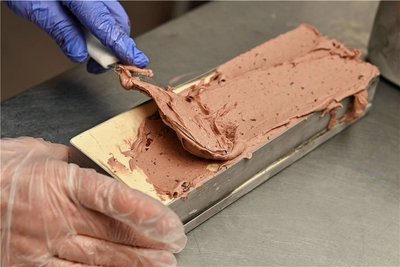 Neu ist Eis aus eigener Herstellung: Eisriegel aus Vanille- und Schokoeis mit Früchten. 