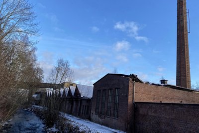 Blick von der Göltzsch auf das einstige Kunststeinwerk. Der Schornstein soll um etwa ein Drittel gekürzt werden. Die Gestaltung des Restes ist noch nicht endgültig geklärt.