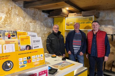 In der Post-Ecke: Jörg Hammer und Uwe Schreier vom Augustusburger Freizeitzentrum mit Bürgermeister Jens Schmidt.