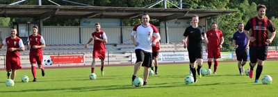 Im Auenstadion rollt wieder der Ball: Der TSV Flöha hat am Donnerstagabend als erster der 14 Fußball-Mittelsachsenligisten wieder den normalen Trainingsbetrieb aufgenommen. Die Schützlinge von Trainer Mirko Schwoy hatten sichtlich Spaß. 