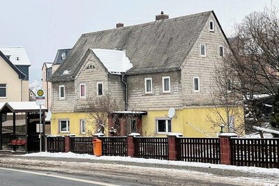 Hohndorf will dieses Haus in der Rödlitzer Straße 67 kaufen, obwohl es stark sanierungsbedürftig ist. Der Grund: Es spielt eine Rolle in der Historie des Ortes. 