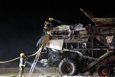 Die Löscharbeiten an dem ausgebrannten Mähdrescher in Lauenhain dauerten bis in die Nacht.