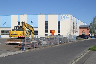 Die Geschäftsleitung der Firma BAF in Leubsdorf steht hinter den beiden Prüfern und ermöglicht es ihnen, sich im Ehrenamt etablieren zu können.