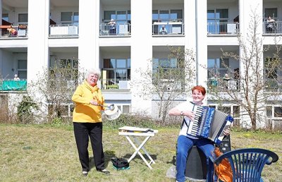 Beate Helbing (l.) und Petra Schneider auf der Wiese am Werdauer Sidonienhof.
