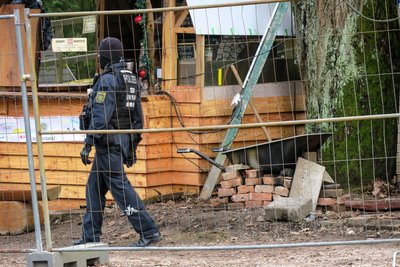 Ein Polizist neben der Reichsschubkarre: Am Dienstag ist der Imbiss am Wolfsgrüner Schlösschen in Eibenstock abgeriegelt worden.