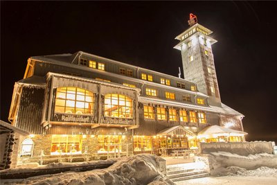 Das Fichtelberghaus ist auch ein beliebtes Fotomotiv. Diese Aufnahme zeigt es weihnachtlich geschmückt im tiefsten erzgebirgischen Winter.
