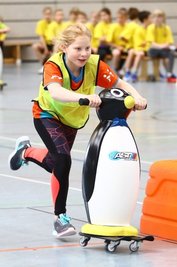 Valeria aus der Grundschule Sehmatal in Neudorf beim Pinguinpaarlaufen. 