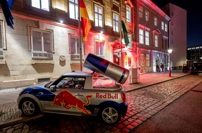 Nicht zu übersehen: Der Hauptsponsor von RB Leipzig hatte die Landesvertretung Sachsens in Berlin am Donnerstagabend fest in seiner Hand. 