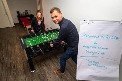 IT-Experte Thomas Günther und Manja Eisfeld spielen Tischfußball im Coworking-Space, wie das neue Büro in Burgstädt heißt.