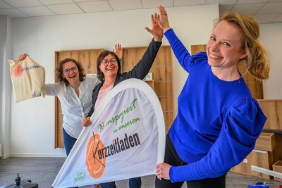 Nadja Hecker (mittig) und Josephine Leonhardt-Dietrich (rechts) mit der ersten Interessentin, Désirée Duckhorn (links).