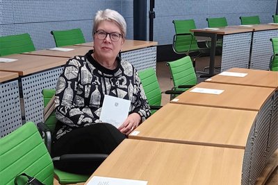 Ramona Bohn im Plenarsaal des Sächsischen Landtages, wo sie als Friedensrichterin ausgezeichnet wurde.