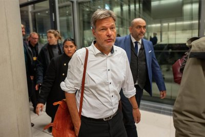 Der  Bundesminister für Wirtschaft und Klimaschutz, Robert Habeck (Mitte) kommt zur Fraktionssitzung der Grünen im Bundestag.