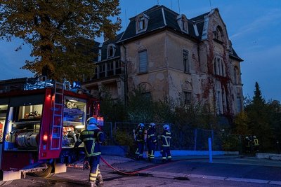 Rauch ist am Donnerstag in Auerbach über dem ehemaligen Klubhaus Nord an der Friedrich-Naumann-Straße aufgestiegen.