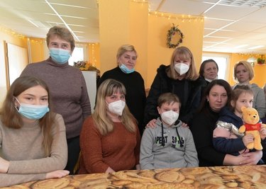 Sozialministerin Petra Köpping (hinten 3. von links) mit Kriegsflüchtlingen aus der Ukraine. Ebenfalls im Bild: Swetlana (hinten links), Anastasia (vorn, 2. von links) und Olga (vorn, 2. von rechts). 
