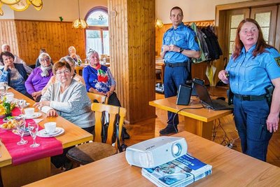 Bürgerpolizist Gunar Häckel klärt Auerbacher Seniorinnen und Senioren gemeinsam mit Jana Kürschner über Betrugsmaschen auf. 